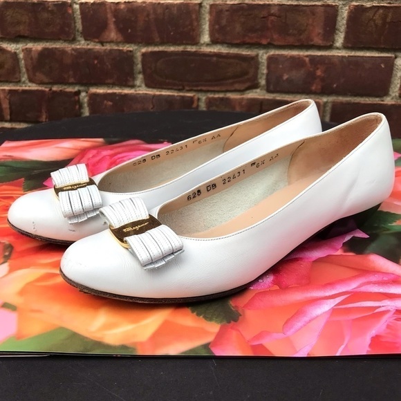 Vintage SALVATORE FERRAGAMO Niccola White Leather Flats bow buckle Size 6.5 AA - Picture 6 of 13